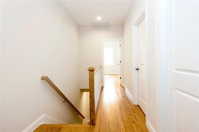 Building Photo - 5 Midland Pl