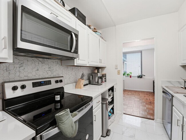Building Photo - Oversized One-Bedroom Condo in a Prime Van Ness Location!