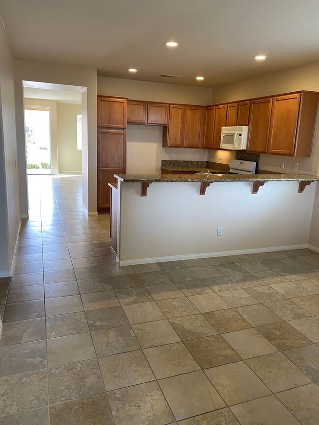 Building Photo - 3 BEDROOM VICTORVILLE HOME