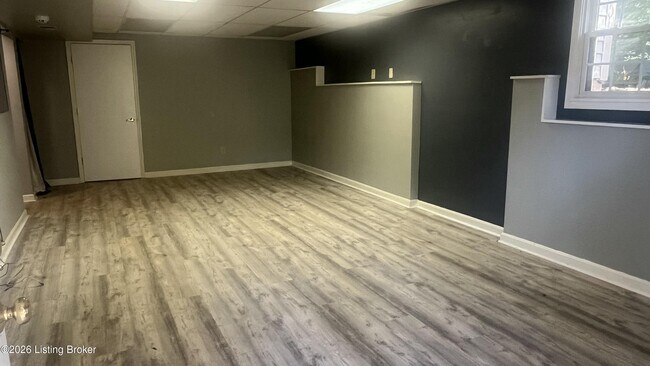 Building Photo - 402 Trinity Hills Ln