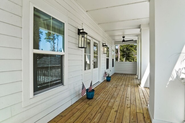 Building Photo - Pool/ Waterfront/ Custom Home in Waterways!