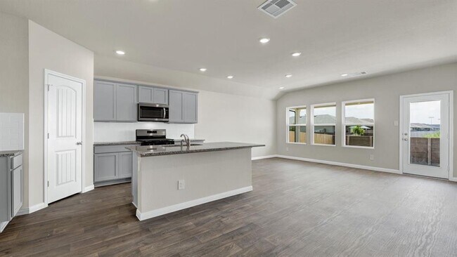 Building Photo - 332 St Thomas St