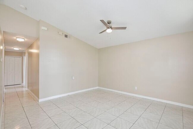 Building Photo - Charming 3/2 Spacious Home Located in the ...
