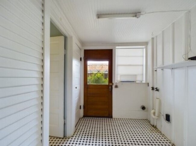 Building Photo - Cozy three bedroom in Hye Texas