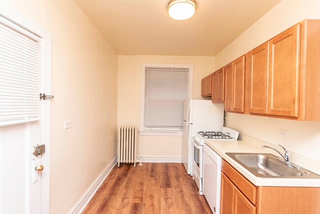 Building Photo - 735 Hinman Ave