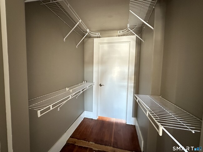 Building Photo - 40 Oak St