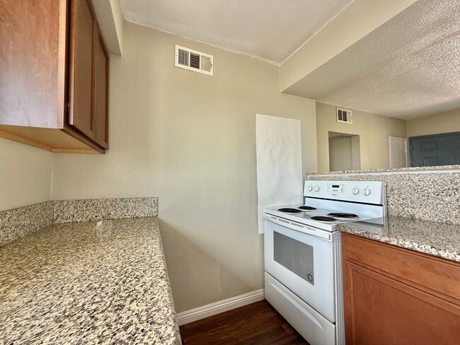 Building Photo - Charming 2-Bed Apartment – Well-Maintained...