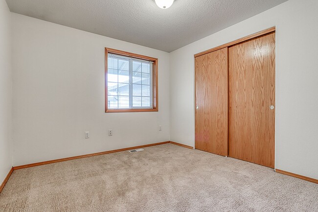 Building Photo - Spacious Single Level Home w/ Fully Fenced...