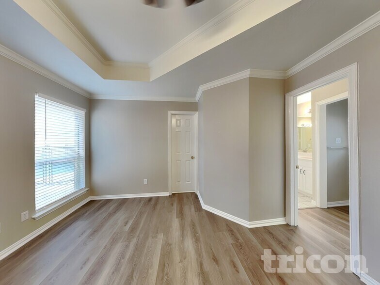 Building Photo - 709 W Park Dr