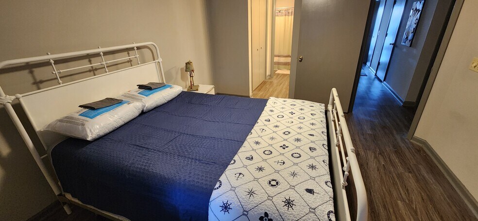 Large Queen Bedroom - 8501 N Lagoon Dr