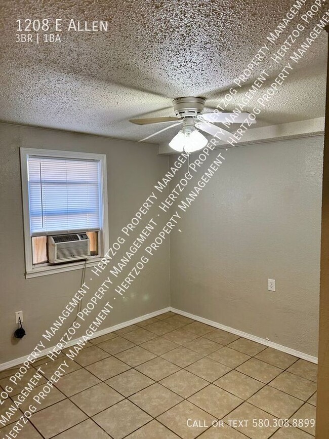 Building Photo - 1208 E Allen-