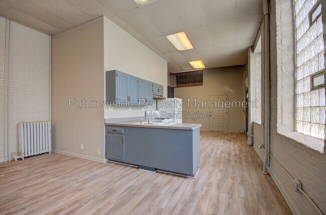Building Photo - 527 N Chicago St