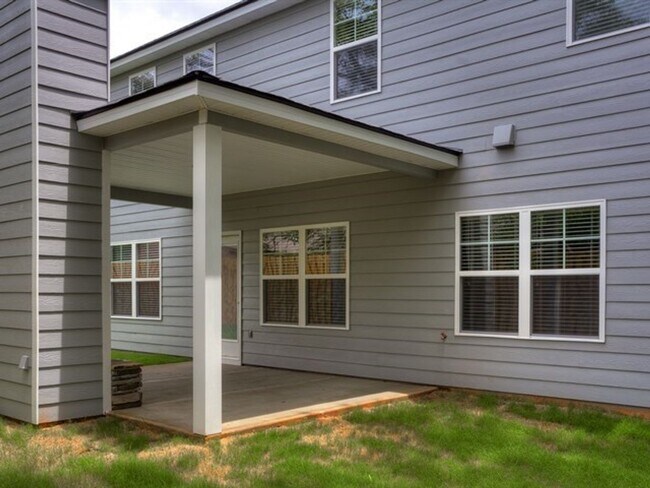 Building Photo - Centrally Located Home Sweet Home