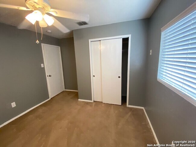 Building Photo - Great Floor Plan ~ Great Location ~ Lots o...