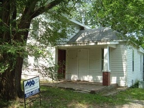 Building Photo - 1209/11 Elm St.