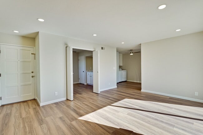 Building Photo - Newly Remodeled 3BR, 2BA, 1,117sf Duplex w...