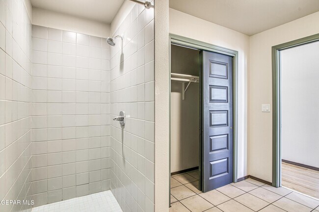 Building Photo - 312 E Overland Ave