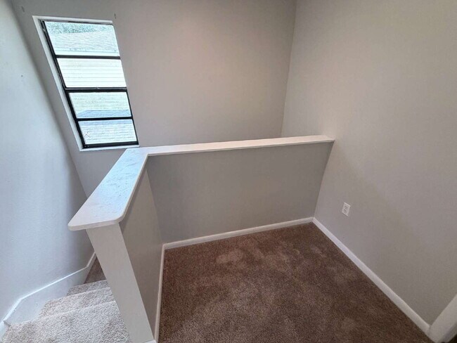 Building Photo - "Charming 3-Bedroom Home with 2 Full Baths in Prime Lakeland Location!"