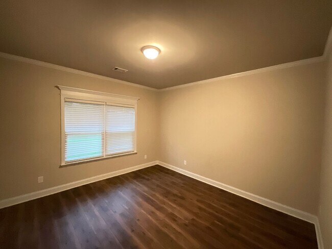 Building Photo - 688 Tree Top Trl