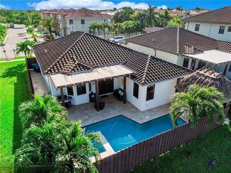 Building Photo - 1920 SW 154th Ave