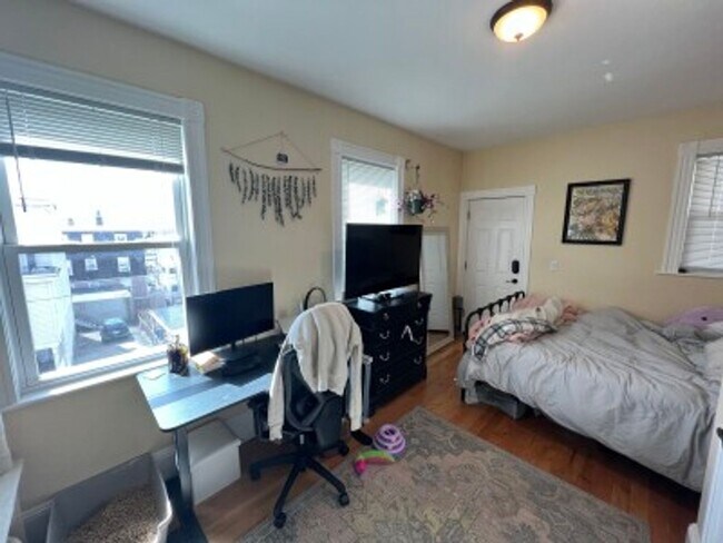 Building Photo - No Brokers Fee, In-Unit Washer and Dryer, Central Heat/AC, Parking for Rent