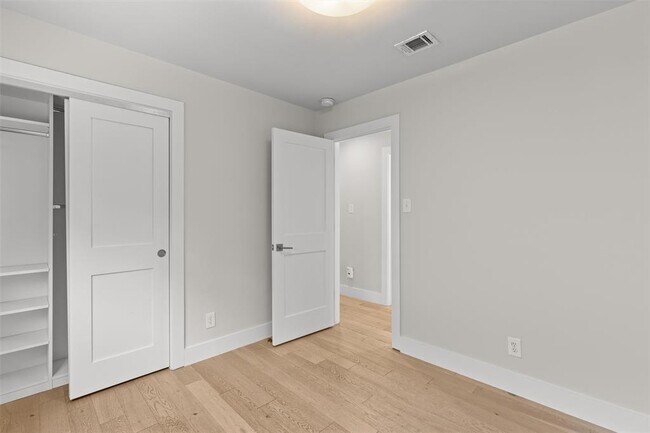 Building Photo - 5405 Fairmont Cir