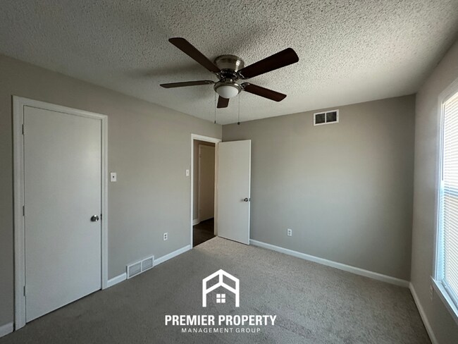 Building Photo - 6235 Shade Tree Dr