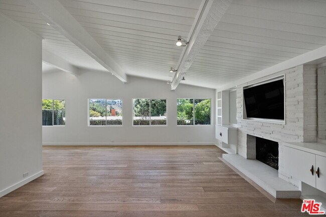 Building Photo - 1300 Bienveneda Ave