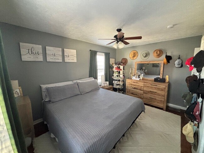 Building Photo - Home For Rent Bellevue.