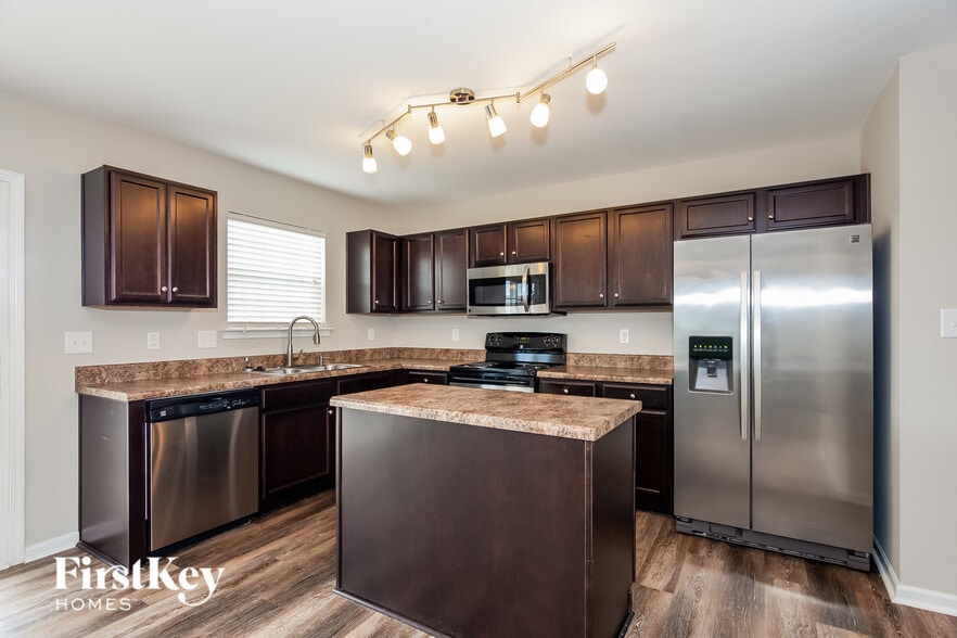 Building Photo - 1831 Eastway Dr