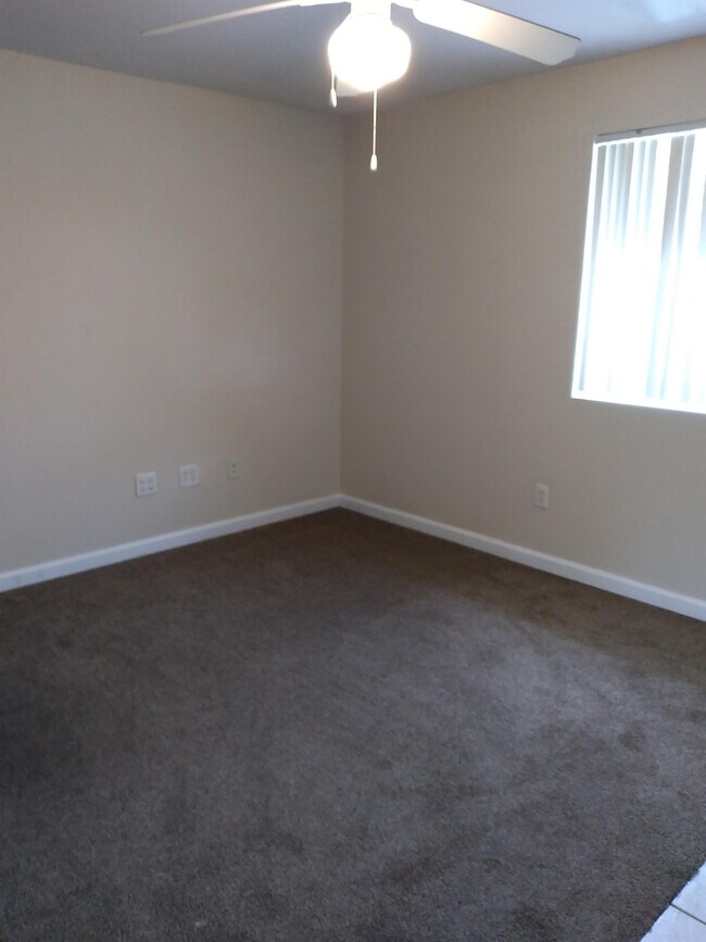 Building Photo - 211 N Greenbriar Rd