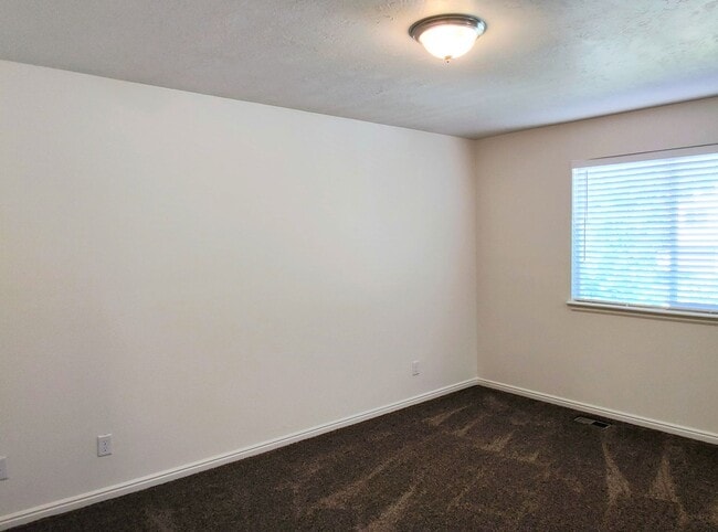Building Photo - Great 3 Bd 2.5 Bath Townhome