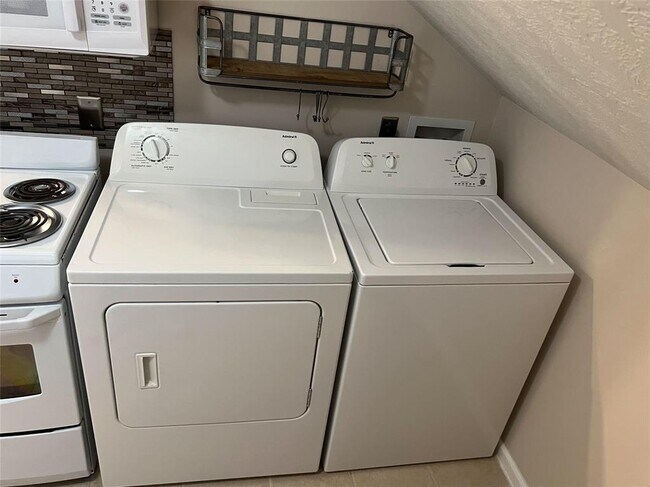 Building Photo - 2535 N MacGregor Way