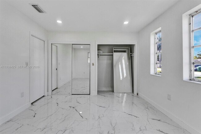 Building Photo - 860 NW 207th St