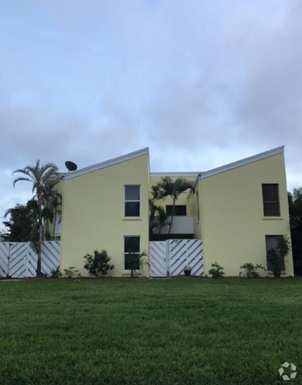 Building Photo - Indialantic Townhouse