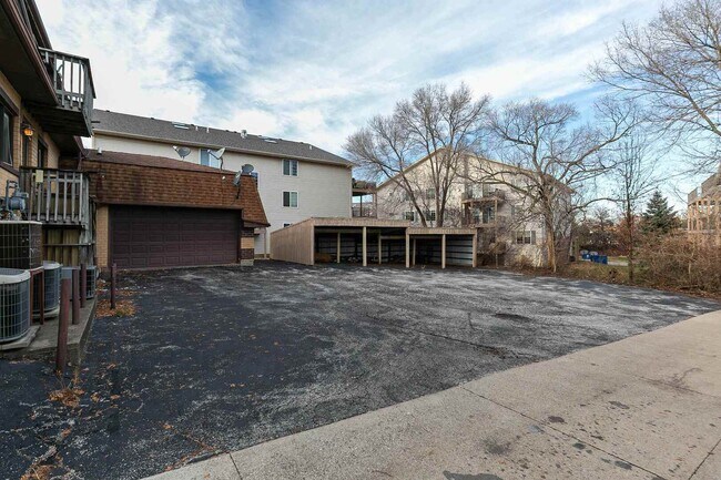 Building Photo - 3430 Holiday Ct