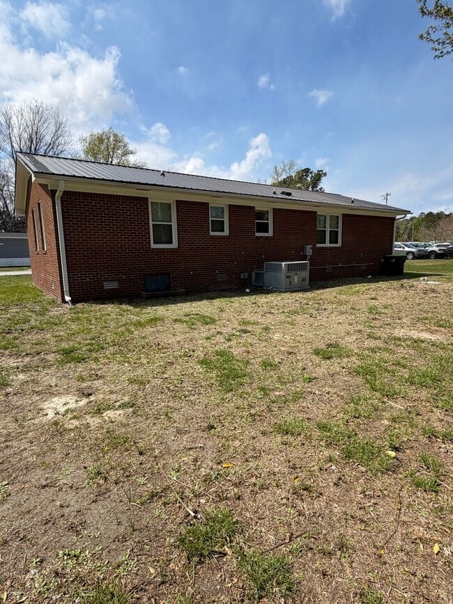 Building Photo - Charming 1,025 sq ft single-family home offering 3 bedrooms and 2 full bathrooms—perfect for comf...