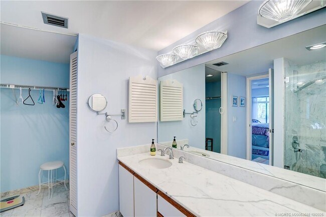 Building Photo - 233 NE Edgewater Dr