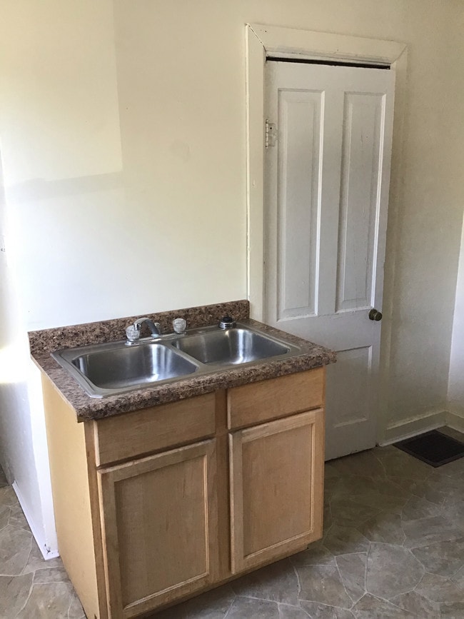 Building Photo - 362 W 5th St