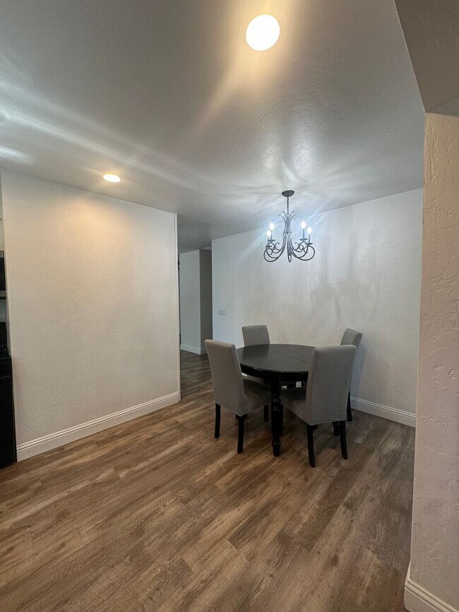 Building Photo - Charming 3 Bed, 2 Bath on Gardner Mountain