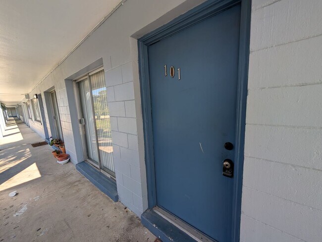 Building Photo - Updated Ground Floor 2/1 **Water/Sewer Included**