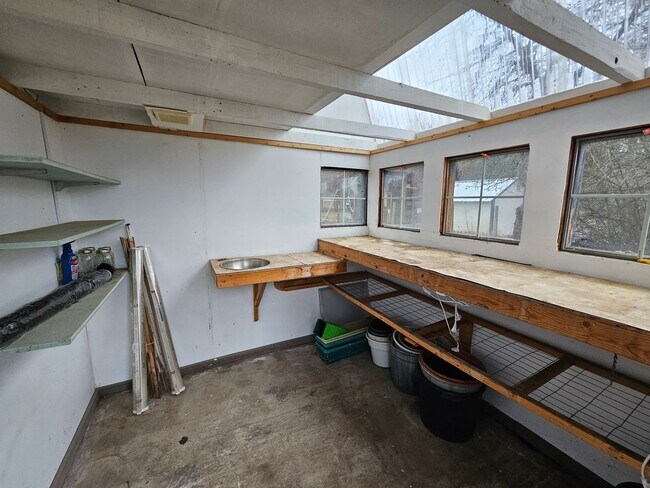 Building Photo - 3710 E Chattaroy Rd