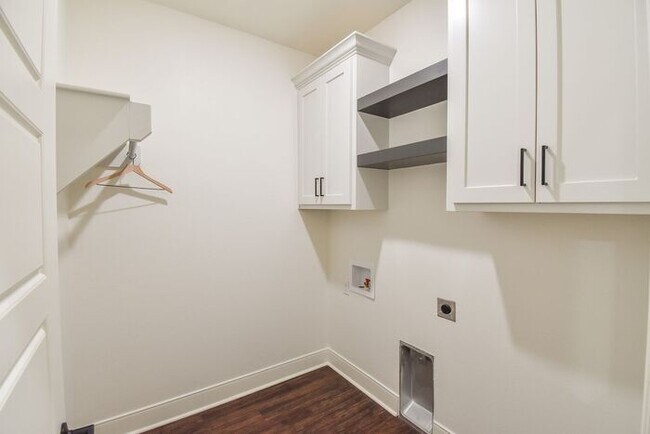 Building Photo - Tour Today! Stunning 4 Bedroom 2 Bath in W...