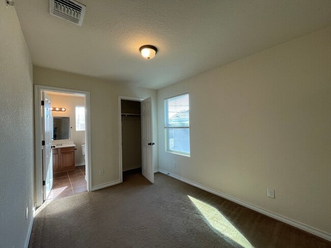 Building Photo - Townhome for rent