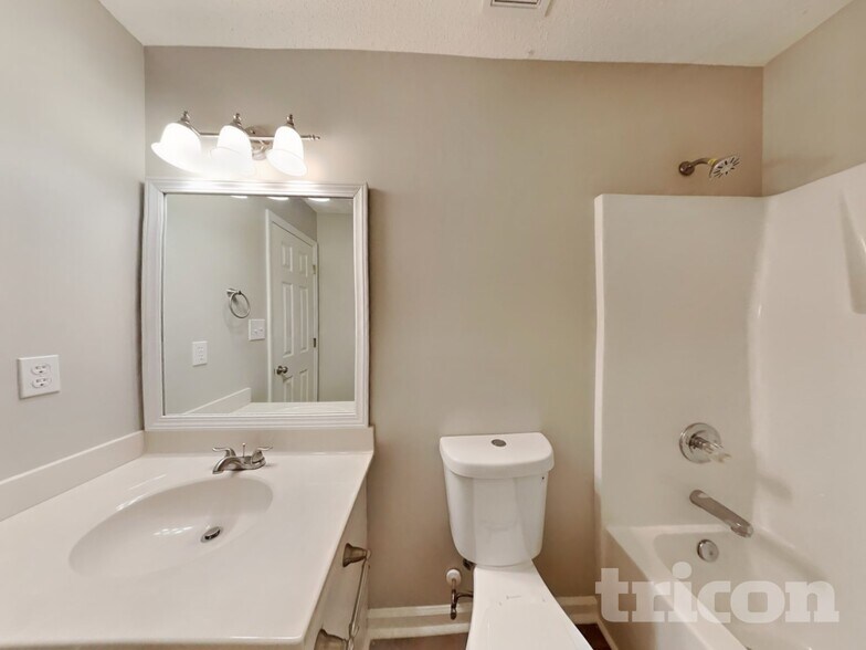 Building Photo - 701 Avondale Dr