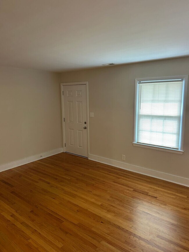 Building Photo - Beautiful Remodeled Two Bedroom House Near...