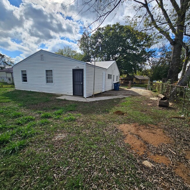 Building Photo - Cozy and Newly Renovated 3 Bedroom 1 Bath ...