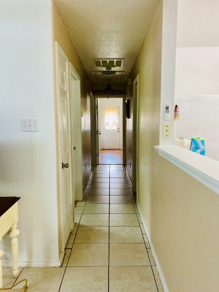 Building Photo - 6748-6748 Trail Lake Dr