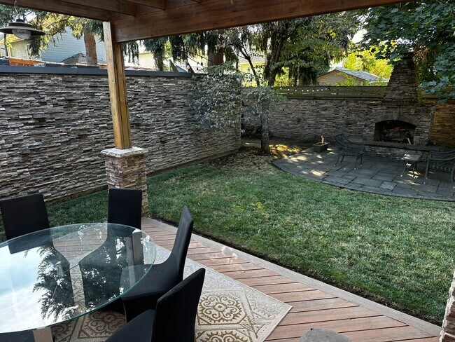 Building Photo - WestMoreland Gem! Portland Original, Huge deck, great backyard pets ok!