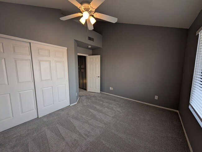 Building Photo - 2 Bedroom 2.5 Bath